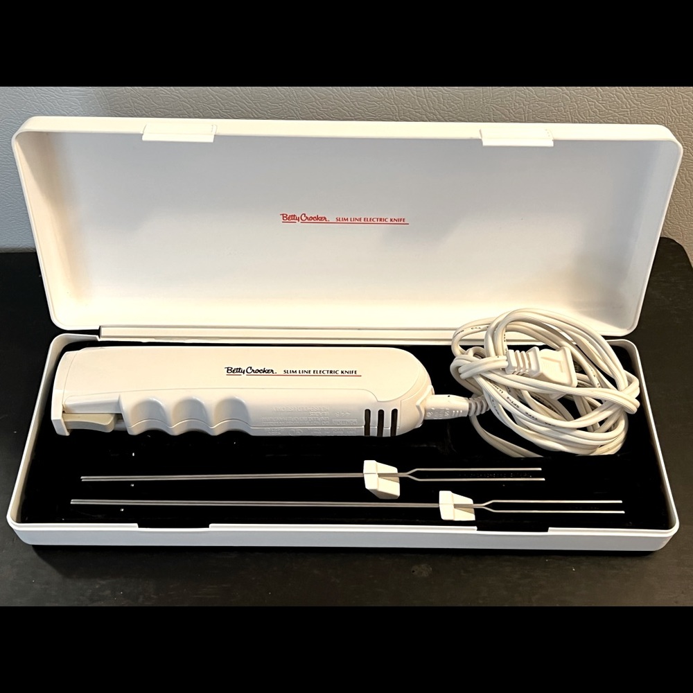 Betty Crocker Slim Line Electric Knife includes 2 Sets blades and Case